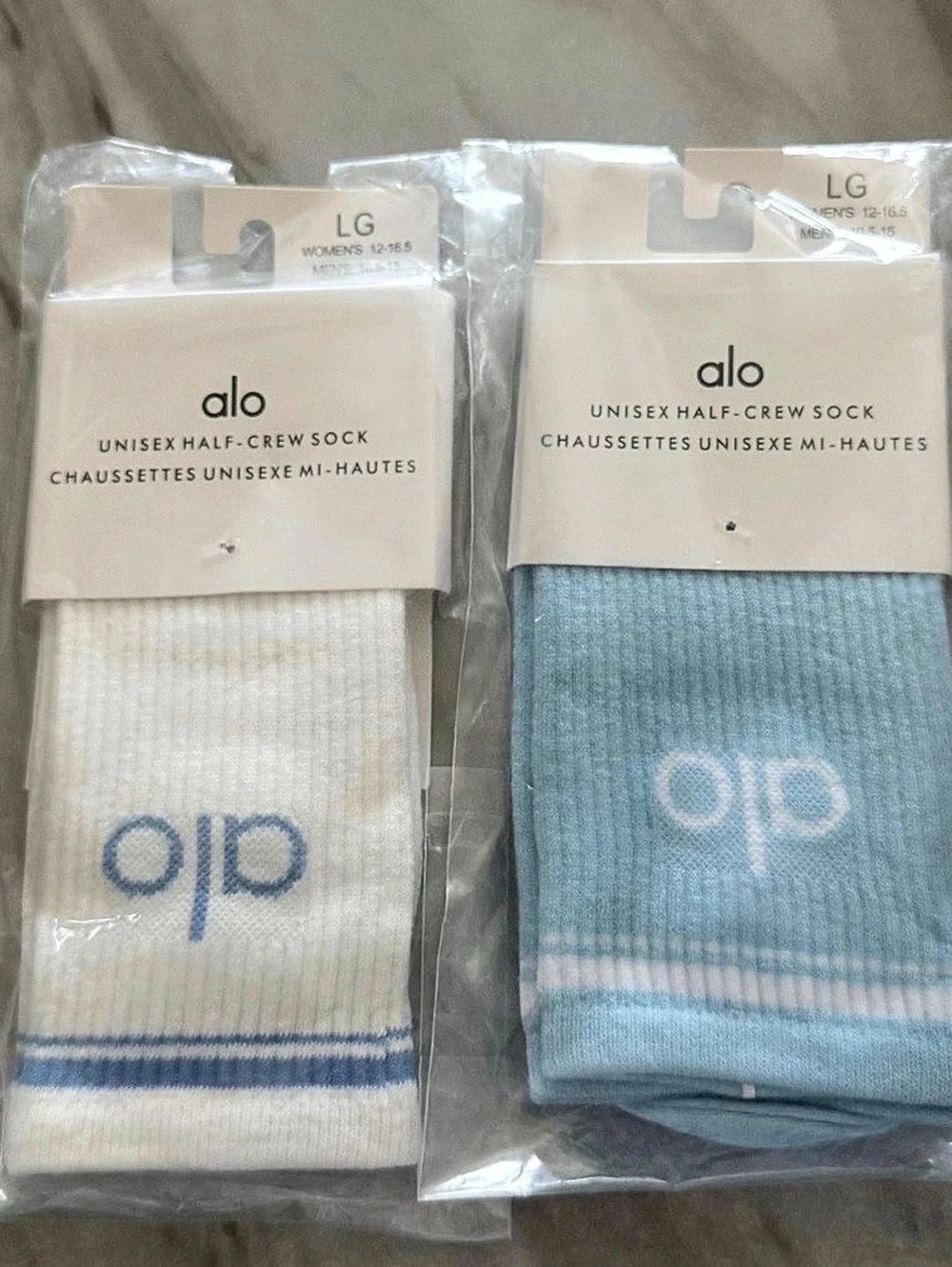 Alo Unisex Half-Crew Sock Color Block Socks White & Blue Large NWT